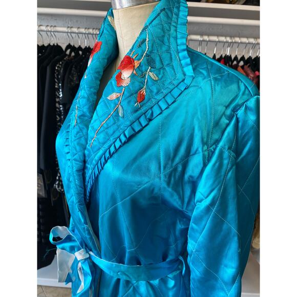 Vintage 1940s quilted Japanese robe, turquoise embroidered satin, 40s loungewear - Picture 6 of 10